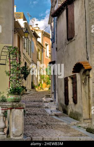 Belle allée ensoleillée en Provence. Banque D'Images