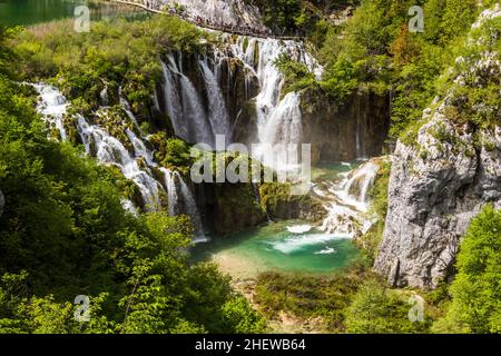 Cascades de Sastavci dans le parc national des lacs de Plitvice, Croatie Banque D'Images