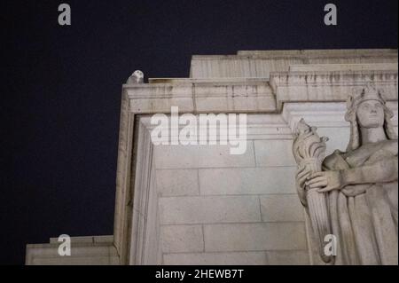 Washington, États-Unis.12th janvier 2022.Un hibou enneigé perche sur la façade de Union Station, à Washington, DC, le mercredi 12 janvier,2022. (Graeme Sloan/Sipa USA) Credit: SIPA USA/Alay Live News Banque D'Images