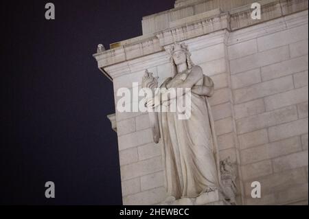 Washington, États-Unis.12th janvier 2022.Un hibou enneigé perche sur la façade de Union Station, à Washington, DC, le mercredi 12 janvier,2022. (Graeme Sloan/Sipa USA) Credit: SIPA USA/Alay Live News Banque D'Images