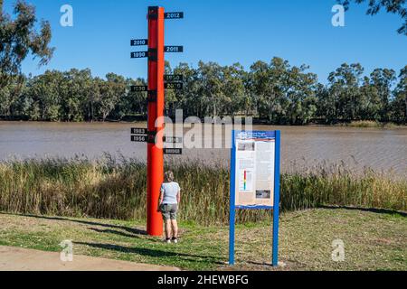 Marqueur d'inondation sur les rives de la rivière Balonne à St George, Queensland, Australie Banque D'Images