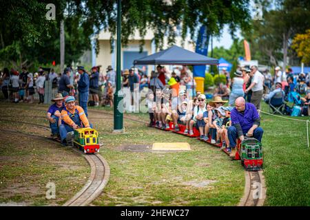 Les gens qui voyagent sur le chemin de fer miniature à Queens Park, Maryborough, Queensland, Australie Banque D'Images