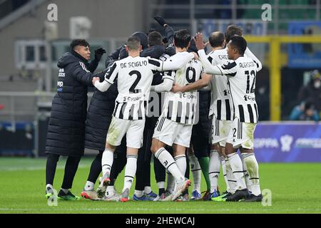 Milan, Italie.12th janvier 2022.Les joueurs de Juventus FC fêtent après avoir obtenu leur score lors du match de finale de la Supercup italienne entre le FC Internazionale et le FC Juventus au Stadio Giuseppe Meazza, Milan, Italie, le 12 janvier 2022.Credit: Giuseppe Maffia/Alay Live News Banque D'Images