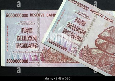 Cinq milliards de dollars de billets de banque du Zimbabwe Banque D'Images