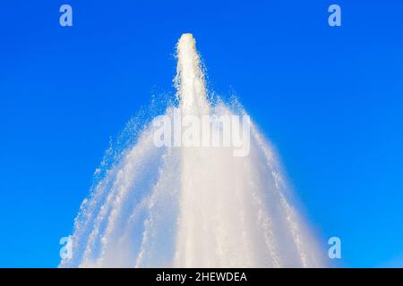 Fontaine éclaboussant l'eau contre le ciel bleu .Un jet d'eau qui s'élève d'une fontaine Banque D'Images