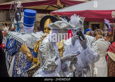 TROGIR, CROATIE - 27 MAI 2019 : acteurs masqués lors du tournage de la série télévisée Strike Back dans la vieille ville de Trogir, Croatie Banque D'Images