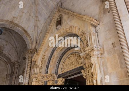 Cathédrale Saint-Laurent dans la vieille ville de Trogir, Croatie Banque D'Images