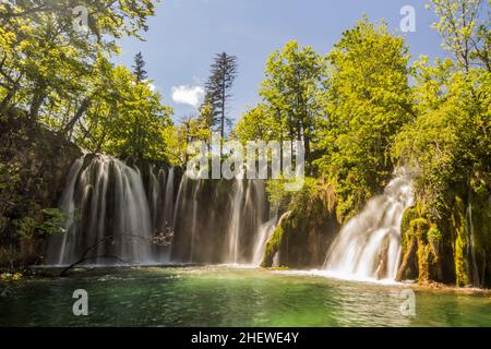 Cascade de Galovacki Buk dans le parc national des lacs de Plitvice, Croatie Banque D'Images