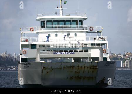 salvador, bahia, brésil - 19 août 2014 : bateau de ferry Dorival Caymmi près du terminal de Sao Joaquim à Salvador. Bateau de croisière pour le passage à l'i Banque D'Images