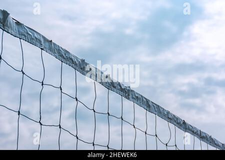 Filets de volley-ball blancs de sport ou filet étiré sous le ciel bleu clair et clair d'été Banque D'Images