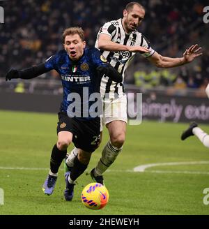 Milan, Italie.12th janvier 2022.Giorgio Chiellini (R) de Juventus rivalise avec Nicolo Barella du FC Inter lors du match final de la Super Cup italienne entre le FC Inter et Juventus à Milan, en Italie, le 12 janvier 2022.Credit: STR/Xinhua/Alay Live News Banque D'Images