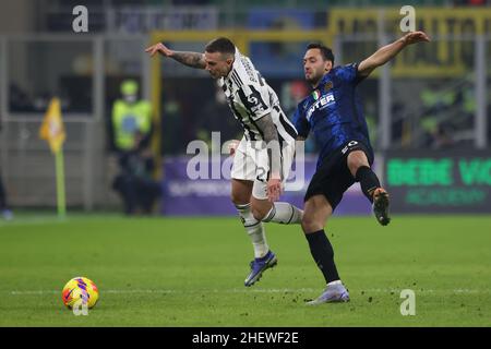 Milan, Italie, 12th janvier 2022.Federico Bernardeschi de Juventus entre en conflit avec Hakan Calhanoglu du FC Internazionale lors du match Supercoppa Frecciarossa à Giuseppe Meazza, Milan.Le crédit photo devrait se lire: Jonathan Moscrop / Sportimage Banque D'Images