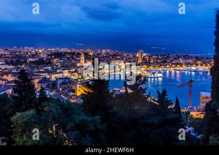 Vue aérienne en soirée de Split, Croatie Banque D'Images