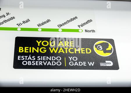 Miami Florida Brickell Metrorail train Station transport en commun panneau intérieur de cabine d'autocar panneau espagnol anglais langue créole Banque D'Images