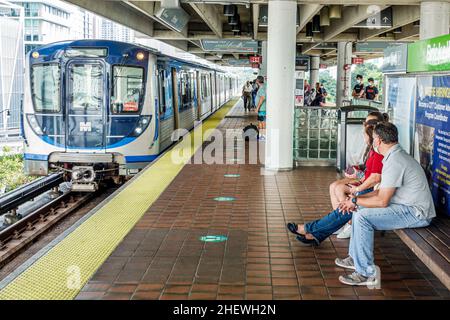 Miami Florida Brickell Metrorail train Station plate-forme de transport ferroviaire en commun arrivant passagers attendant Banque D'Images