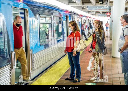 Miami Florida Brickell Metrorail train Station plate-forme de transport ferroviaire en commun arrivant en partance passagers attendant la famille hispanique Banque D'Images