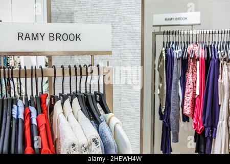 Miami Florida Brickell City Centre centre centre commercial Saks Fifth Avenue grand magasin à l'intérieur de l'intérieur designer d'intérieur Ramy Brook vêtements pour femmes Banque D'Images