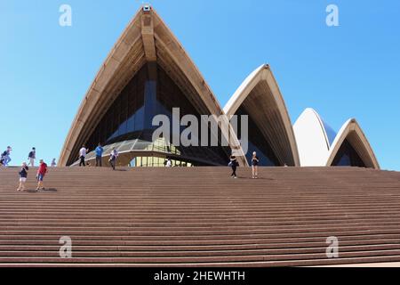 C'était une belle journée pour être un visiteur et prendre l'espace extérieur depuis le bas des marches de l'emblématique Opéra de Sydney Banque D'Images