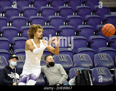 Seattle, WA, États-Unis.12th janvier 2022.Washington F Emmitt Matthews Jr pendant les échauffements avant le match de basket-ball NCAA entre les Golden Bears de Californie et les Washington Huskies au pavillon HEC Edmundson à Seattle, WA.Steve Faber/CSM/Alamy Live News Banque D'Images