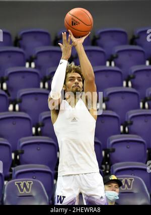 Seattle, WA, États-Unis.12th janvier 2022.Washington F Emmitt Matthews Jr pendant les échauffements avant le match de basket-ball NCAA entre les Golden Bears de Californie et les Washington Huskies au pavillon HEC Edmundson à Seattle, WA.Steve Faber/CSM/Alamy Live News Banque D'Images