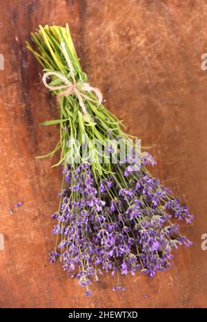 Lavande fraîche sur fond de bois.Arrière-plan floral d'été avec fleurs de lavande Banque D'Images