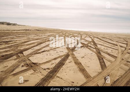 Pistes de pneus sur une plage de sable.Oceano Dunes, Californie Central Coast, le seul parc d'État de Californie qui permet aux véhicules de conduire sur la plage Banque D'Images