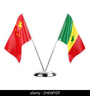 Deux drapeaux de table isolés sur fond blanc 3D illustration, la chine et le sénégal Banque D'Images