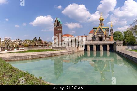 Mathildenhoehe avec chapelle russe et tour de mariage à Darmstadt sous ciel bleu Banque D'Images