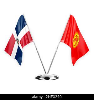 Deux drapeaux de table isolés sur fond blanc 3D illustration, république dominicaine et kirghizistan Banque D'Images