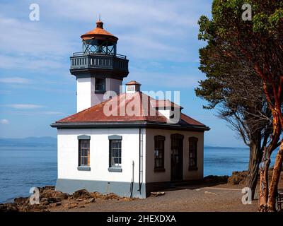 WA21110-00...WASHINGTON - Lime Kiln Lighthouse situé au bord du détroit de Haro sur l'île de San Juan. Banque D'Images