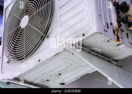 Condenseurs blancs de climatisation suspendus sur le mur de la maison résidentielle Banque D'Images