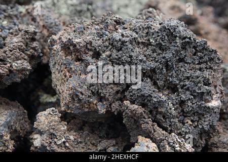 Lave volcanique basaltique refroidie sur la piste de Lave Flow Trail, dans le monument national du volcan Sunset Crater, AZ, États-Unis Banque D'Images