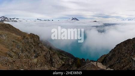 Belle vue sur le lac Garibaldi depuis Panorama Ridge randonnée en Colombie-Britannique, Canada.Les montagnes et les glaciers tourbières à travers les nuages dans le backgr Banque D'Images