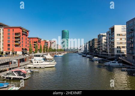 La tour Westhafen et des appartements privés à Francfort, en Allemagne, sous le ciel bleu Banque D'Images