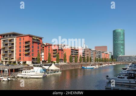 La tour Westhafen et des appartements privés à Francfort, en Allemagne, sous le ciel bleu Banque D'Images