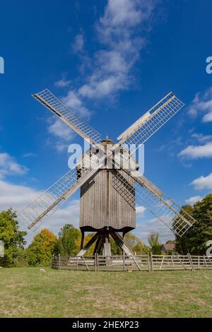 vieux moulin à vent en bois sous ciel bleu Banque D'Images