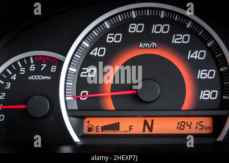 Design moderne du compteur de vitesse et du tachymètre analogiques avec jauge de carburant numérique du tableau de bord de voiture Banque D'Images