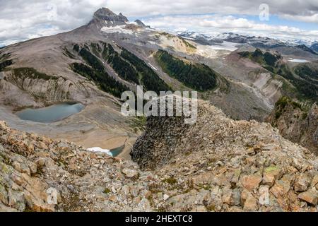 Belle vue de la montagne gargoyles dans le parc national Garibaldi, Colombie-Britannique, Canada.Vue sur les montagnes, les glaciers et un petit lac depuis l' Banque D'Images