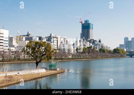 Osaka, Japon - 03 2022 janvier - vue sur la rivière Okawa (rivière Kyu-Yondo) depuis le pont de Tenjin (Tenjinbashi) à Nakanoshima, Kita-ku, Osaka, Japon. Banque D'Images