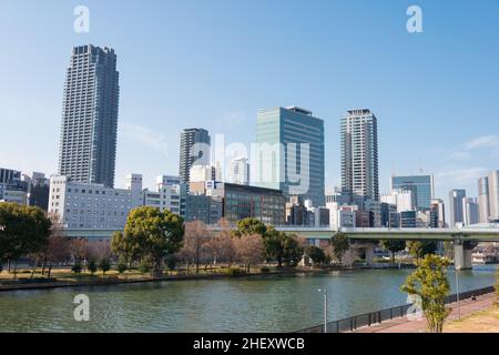 Osaka, Japon - 03 2022 janvier - vue sur la rivière Okawa (rivière Kyu-Yondo) depuis le pont de Tenjin (Tenjinbashi) à Nakanoshima, Kita-ku, Osaka, Japon. Banque D'Images