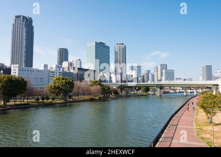 Osaka, Japon - 03 2022 janvier - vue sur la rivière Okawa (rivière Kyu-Yondo) depuis le pont de Tenjin (Tenjinbashi) à Nakanoshima, Kita-ku, Osaka, Japon. Banque D'Images