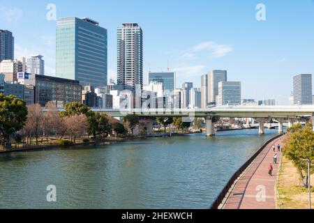 Osaka, Japon - 03 2022 janvier - vue sur la rivière Okawa (rivière Kyu-Yondo) depuis le pont de Tenjin (Tenjinbashi) à Nakanoshima, Kita-ku, Osaka, Japon. Banque D'Images