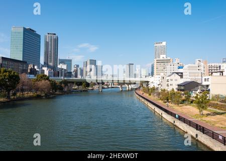 Osaka, Japon - 03 2022 janvier - vue sur la rivière Okawa (rivière Kyu-Yondo) depuis le pont de Tenjin (Tenjinbashi) à Nakanoshima, Kita-ku, Osaka, Japon. Banque D'Images