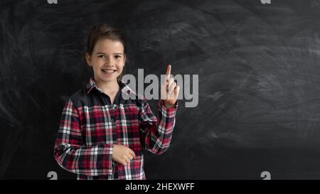 Idées et idées de brainstorming concept. Un enfant heureux élève de l'école avec des notes de questions et de craie Banque D'Images