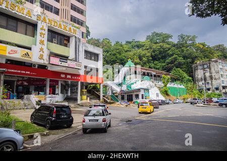 Sandakan, Malaisie - 06 janvier 2022 : paysage urbain de l'in Bornéo.Maisons délabrées et vieilles voitures malaisiennes dans la rue.Deuxième plus grande ville de Sabah. Banque D'Images