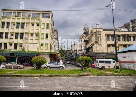 Sandakan, Malaisie - 06 janvier 2022 : paysage urbain de la ville de Bornéo.Maisons délabrées et vieilles voitures malaisiennes dans la rue.Deuxième plus grande ville de Sabah Banque D'Images