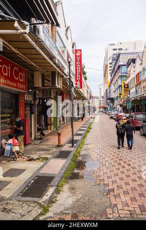 Sandakan, Malaisie - 06 janvier 2022 : paysage urbain de l'in Bornéo.Maisons délabrées et vieilles voitures malaisiennes dans la rue.Deuxième plus grande ville de Sabah a Banque D'Images