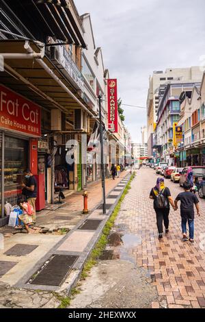 Sandakan, Malaisie - 06 janvier 2022 : paysage urbain de l'in Bornéo.Maisons délabrées et vieilles voitures malaisiennes dans la rue.Deuxième plus grande ville de Sabah a Banque D'Images