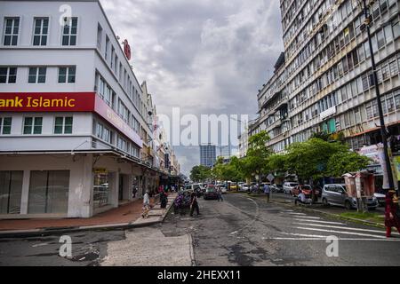 Sandakan, Malaisie - 06 janvier 2022 : paysage urbain de l'in Bornéo.Maisons délabrées et vieilles voitures malaisiennes dans la rue.Deuxième plus grande ville de Sabah a Banque D'Images