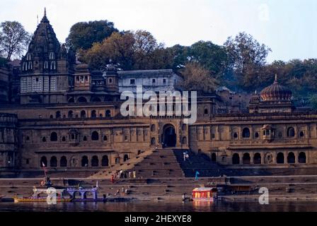 Maheshwar Ghat sur le fleuve Saint Narmada à Maheshwar Banque D'Images